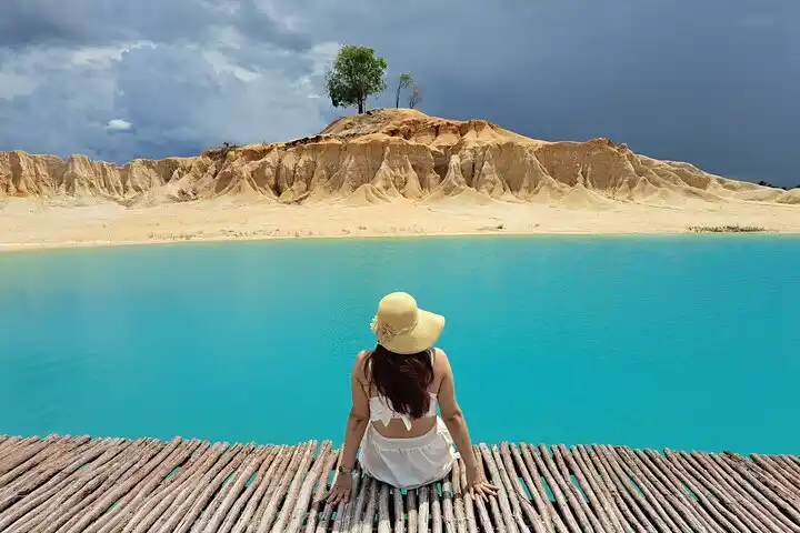 Blue Lake and desert-style scenery